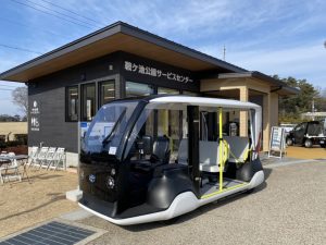 東京五輪で導入されたAPM（Accessible Peaple Mover）がパークトレインとして運行中。移動支援で活用されるのは鞍ケ池公園が初だとか