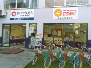 駅前の商店街にオープンしたレンタカー店。観光案内所も併設