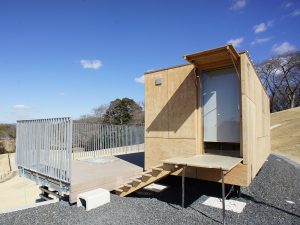 公園内の「若草山」に整備された宿泊型トレーラーハウス『住箱』。全5棟あり、各棟3名まで宿泊ができる