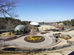 動物園や植物園、観光牧場や動物ふれあい広場のほか、市民ボランティアによって維持管理されている庭園など観光施設が整う鞍ケ池公園