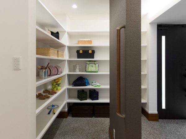 ウォークスルーのシューズクローゼットも多くみられるようになってきた