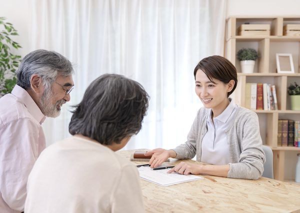 ケアマネジャーなどの専門家に相談し、情報収集を