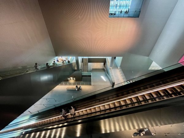 最上階の5階から吹き抜けのパッサージュを見下ろす。手前が2階から4階へ上るエスカレーターで、その上を下りエスカレーターが直交する