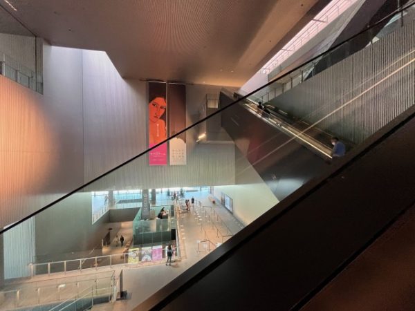 最上階の5階から吹き抜けのパッサージュを見下ろす。手前が2階から4階へ上るエスカレーターで、その上を下りエスカレーターが直交する