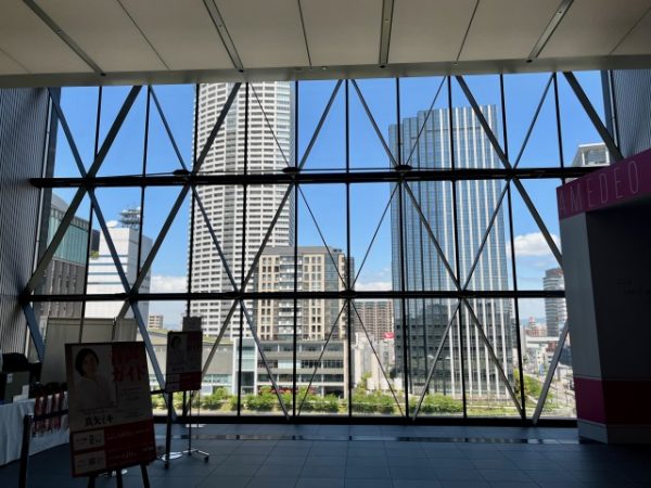 5階のパッサージュ。正面の風景は堂島川の対岸。ここから展示室に向かう