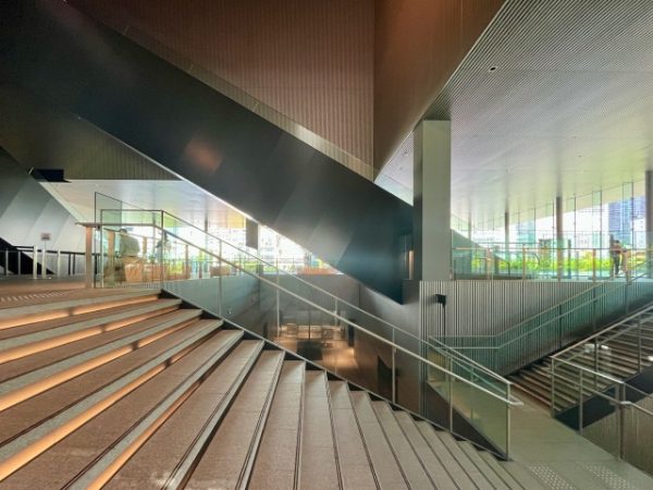 5階のパッサージュ。正面の風景は堂島川の対岸。ここから展示室に向かう