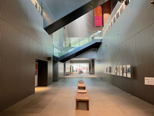 5階のパッサージュ。正面の風景は堂島川の対岸。ここから展示室に向かう