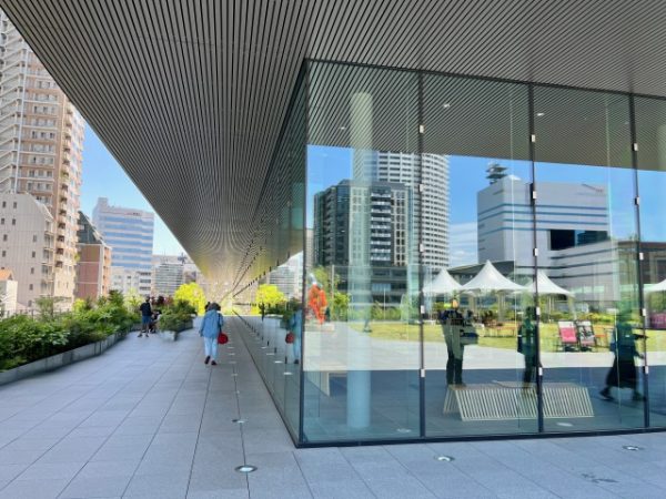 1階東側は道路に面している。この部分にショップやカフェが入る