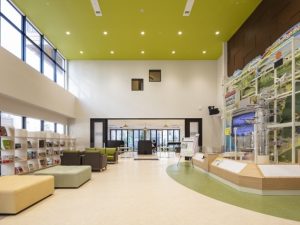 1階の交流ホールは開放的な空間が広がる