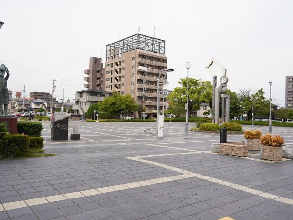 駅東側のタクシー乗降場とバス乗降場の集約予定地。写真左側に現在のバス乗降場がある。中央奥あたりに見えるのが、撤去され始めた旧桃花台線の線路