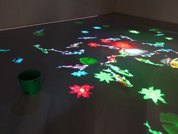 2階から4階への移動も可能な、巨大なネット遊具「シンボルツリー」(写真提供：小牧市)