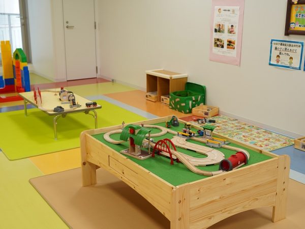 2階から4階への移動も可能な、巨大なネット遊具「シンボルツリー」(写真提供：小牧市)