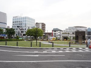 駅西駅前広場。取材時は芝生の養生中だった