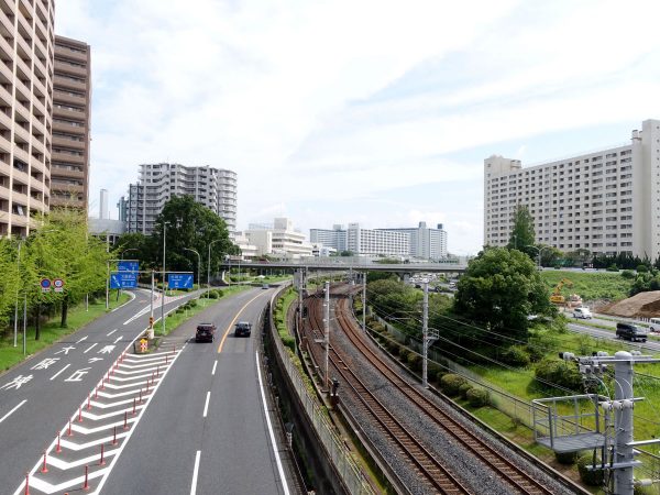 泉北ニュータウンを背景にする泉北高速鉄道
