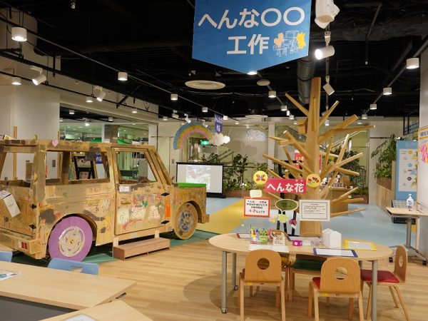 工作コーナー。左の紙製の車は来館者が作り上げたもの