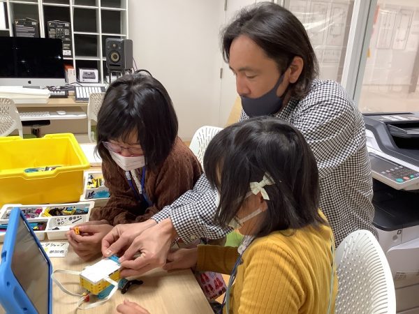 工作コーナー。左の紙製の車は来館者が作り上げたもの