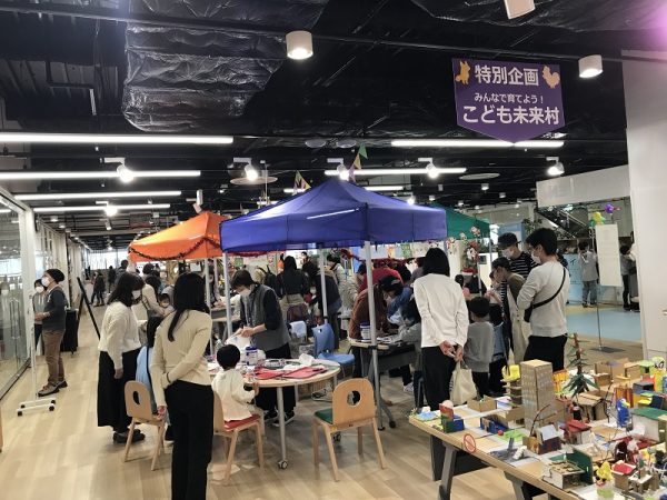 工作コーナー。左の紙製の車は来館者が作り上げたもの