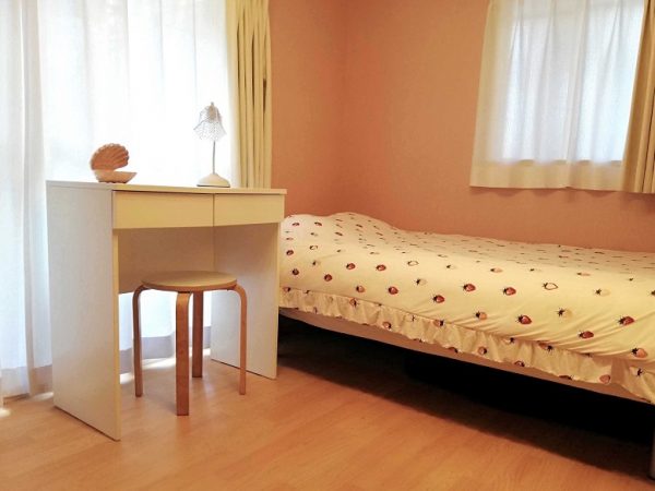 1階には個室が2室。写真は「mimoza（ミモザ）」と名づけられた部屋で、</BR>明るくて鮮やかなイエローのクロスで彩られた壁が印象的