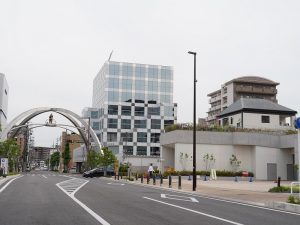 景観をよくするため、電線類が地中化された一角。左側が小牧駅、西側が小牧市中央図書館