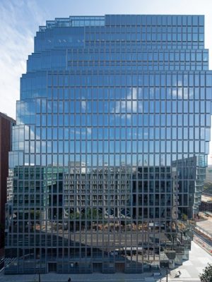 北側から見ると、左上と右下が大胆に削られている（撮影=石井紀久）