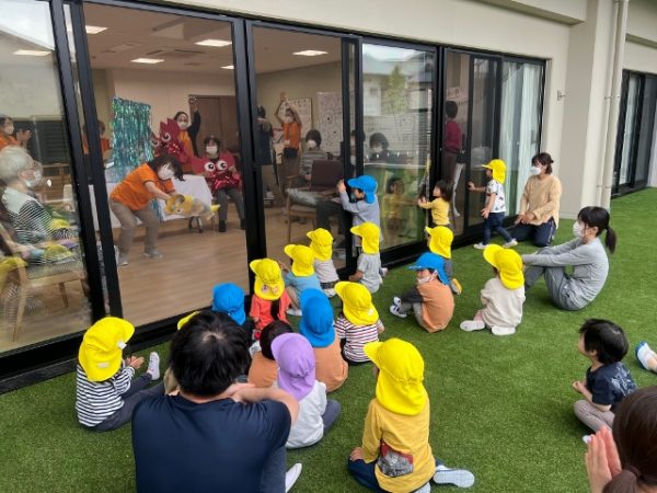 1階の交流ホールは開放的な空間が広がる