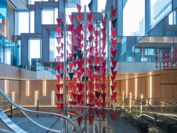 ダニエル・ビュレン氏が同ビルのために制作した「Light & Color, work in situ」（撮影=石井紀久）