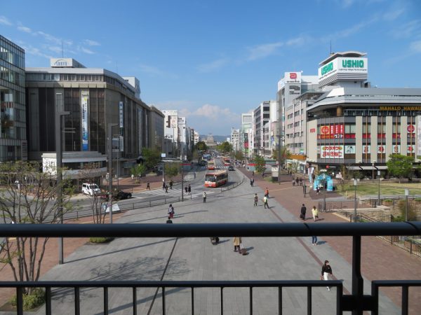 JR中央コンコースからの眺め。真正面に大手前通り、その向こうに姫路城がそびえる（写真／介川亜紀）