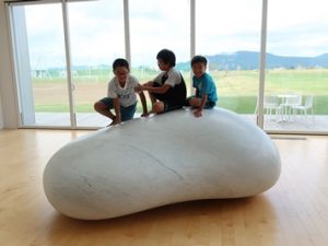 大きく子育て支援を謳ってはいないが、椅子や彫刻そのほか、すべて本物の置かれた校舎や、広大な校庭など、子どもが育つ環境のすばらしさは見て分かる（写真/東川町）