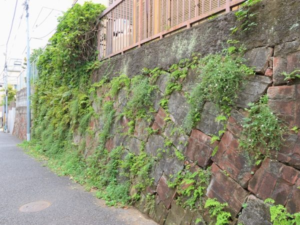 マニュアル内で紹介されている7種類の擁壁。そのうち、④以降は不適格なものだが、街中でよく見かけはしないだろうか<br>出典：国土交通省 宅地擁壁の健全度判定・予防保全対策マニュアル<br>
https://www.mlit.go.jp/toshi/content/001474700.pdf
