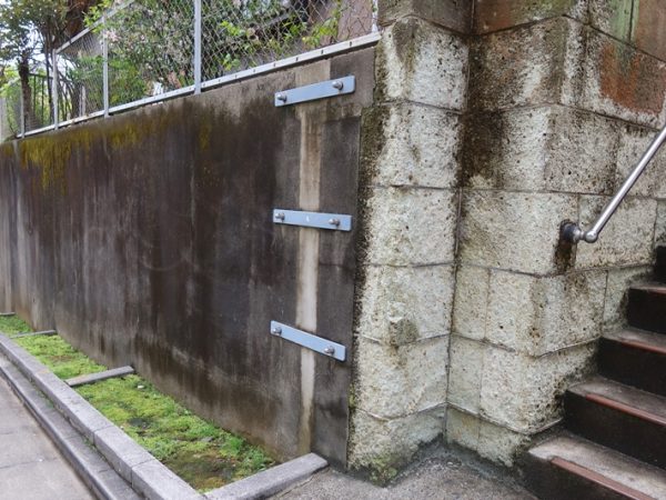擁壁は古いままで上物だけが新しいという風景も目にするが、本来であれば建物の更新と同時期に擁壁の更新も考えたほうがよい