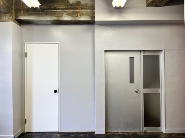 来客者も気兼ねなく使用できるよう、トイレはオフィススペースと住居スペースの両方からアクセスしやすい配置とした（画像提供：アートアンドクラフト）