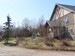 北の住まい設計社。カフェもあり、自然の中のナチュラルな雰囲気で食事が楽しめる。そこまでの通りの建物も眺めているだけで楽しい