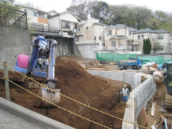 ひび割れ、ずれている擁壁。川跡へ向かっての坂道の途中にあった