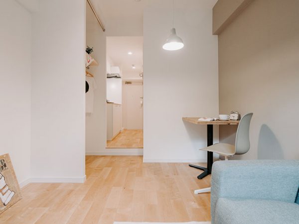 TOMOSではインテリアになじみやすいナチュラルなカラーのアクセントクロスを採用。同物件では4色用意され、部屋によって異なるそう。インテリアを考えるのも、この部屋で暮らす楽しみのひとつとなりそうだ