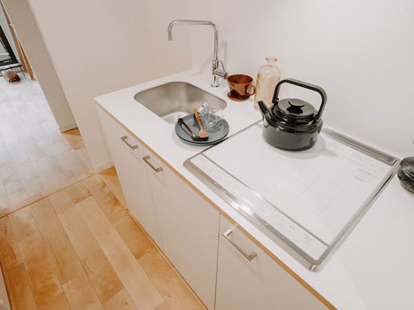 TOMOSではインテリアになじみやすいナチュラルなカラーのアクセントクロスを採用。同物件では4色用意され、部屋によって異なるそう。インテリアを考えるのも、この部屋で暮らす楽しみのひとつとなりそうだ