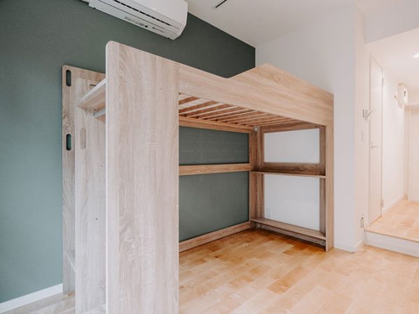 TOMOSではインテリアになじみやすいナチュラルなカラーのアクセントクロスを採用。同物件では4色用意され、部屋によって異なるそう。インテリアを考えるのも、この部屋で暮らす楽しみのひとつとなりそうだ