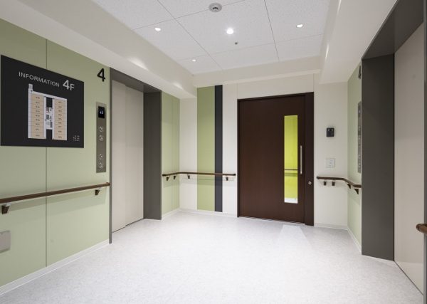 1階の交流ホールは開放的な空間が広がる