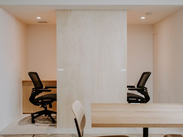 オシャレで明るいコワーキングスペース。副産物として住人同士のコミュニケーションが生まれる可能性もあるが、適度な距離感が利用しやすそうだ