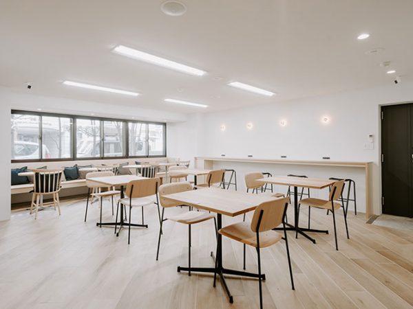 オシャレで明るいコワーキングスペース。副産物として住人同士のコミュニケーションが生まれる可能性もあるが、適度な距離感が利用しやすそうだ