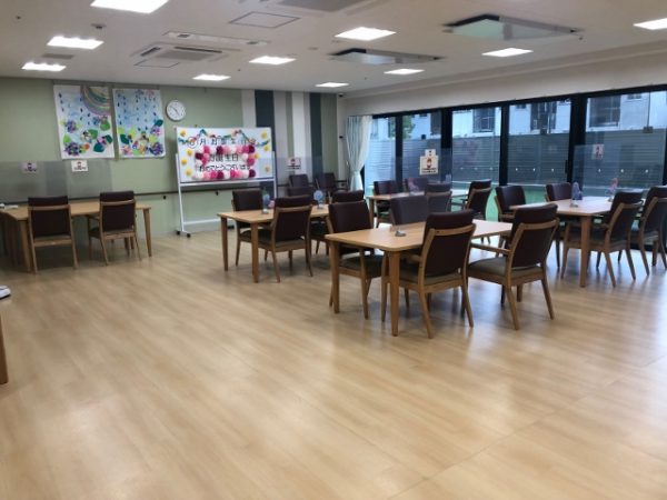 1階の交流ホールは開放的な空間が広がる