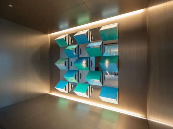 ダニエル・ビュレン氏が同ビルのために制作した「Light & Color, work in situ」（撮影=石井紀久）