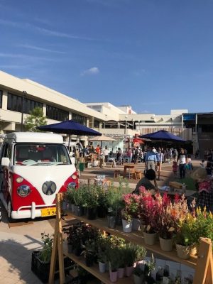 泉ケ丘駅前の広場を利用して行われていた地域イベント『つながるDays』の様子。音楽ライブや趣味の展示、物販や子ども向けの催しなど、地域の人たちが企画から積極的に関わっていた。（写真提供：南海電気鉄道株式会社）