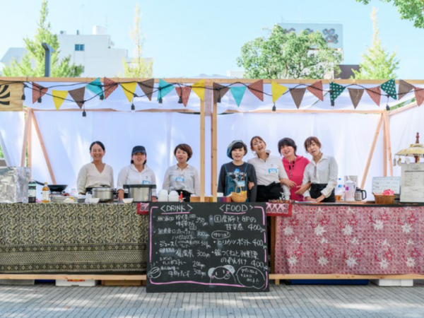 社会実験の第1弾で登場したパーティバイク。乗っている人も周囲の人も笑顔に