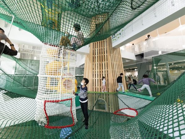 2階から4階への移動も可能な、巨大なネット遊具「シンボルツリー」(写真提供：小牧市)
