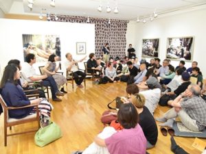 東川賞を受賞した作家を囲んでのフォーラム。写真を身近に感じる瞬間だ（写真/東川町）
