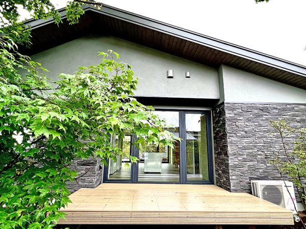 ▲『AISIA軽井沢』が誕生するのは長野県北佐久郡軽井沢町大字追分。JR『軽井沢』駅から車で約15分ほどで、北側には浅間山の雄姿を間近に眺めることができる（写真はクラブハウスのテラスからの眺望）。軽井沢エリア内でも「浅間山ビューの住まい」は別格で、不動産としての価値が高いとされている