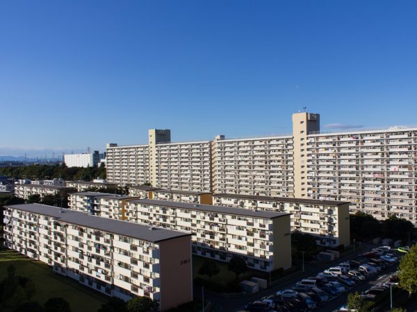 板状住棟が整然と並ぶ高島平団地（東京都板橋区）。背後に高層化された板状住棟も見える