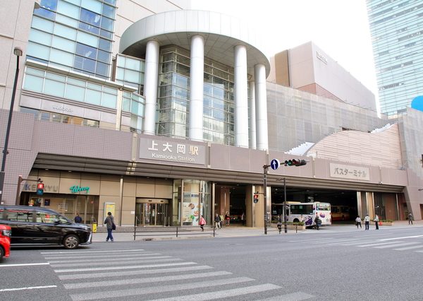 京浜急行線、市営地下鉄線、バス路線などが集中する交通ターミナル駅でもある上大岡駅
