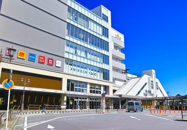 京浜急行線、市営地下鉄線、バス路線などが集中する交通ターミナル駅でもある上大岡駅