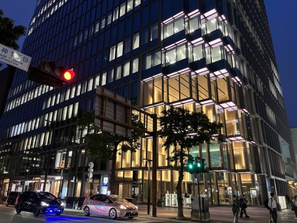 2つの通りが交差する場所にそびえ立つ天神ビジネスセンター。右奥に見える白いビルは福岡市役所（撮影=石井紀久）